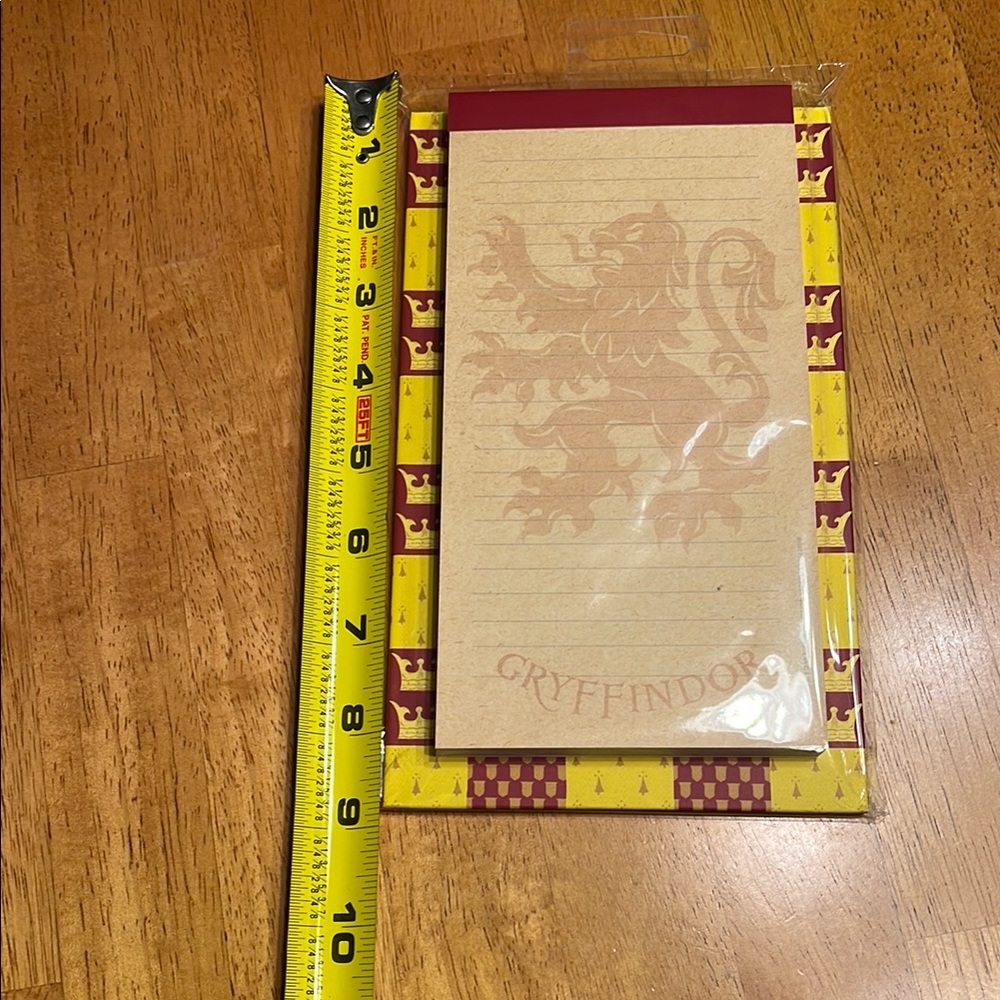 Harry Potter Griffindor Magnetic Notepad - Picture 3 of 5